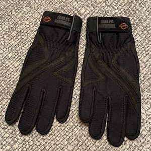 Never worn size medium Harley Davidson riding gloves
